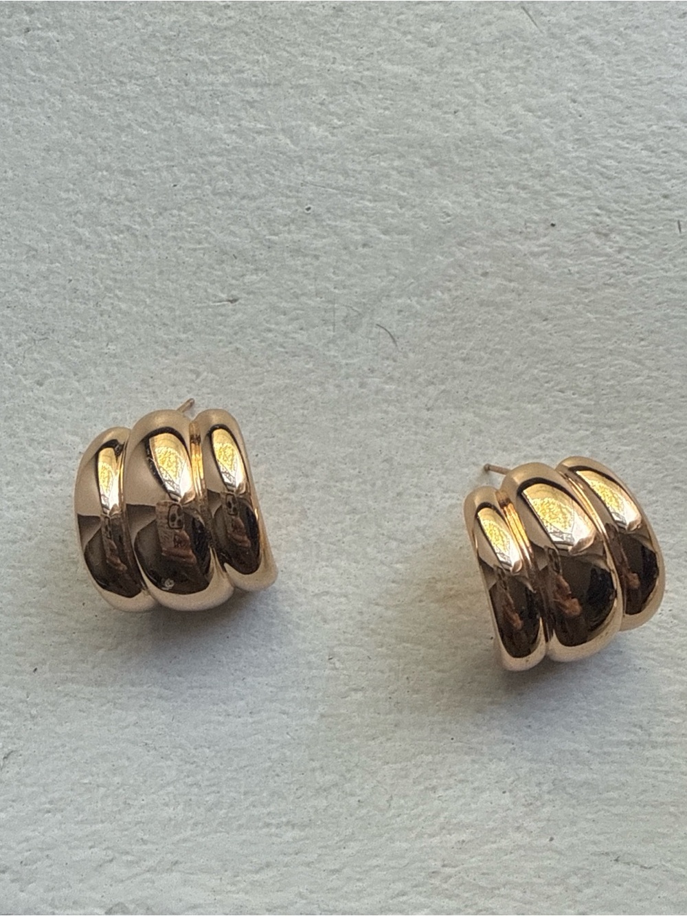 Lili claspe triple band curved gold earrings